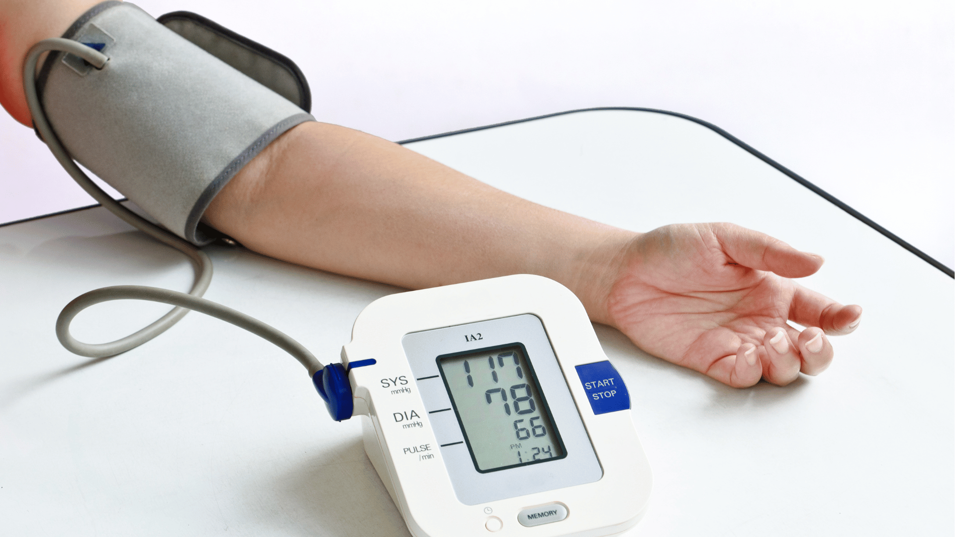 Aprende cómo tomar la TENSION ARTERIAL con aparato digital